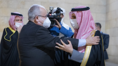 صورة لعمامرة في السعودية لانجاح القمة العربية
